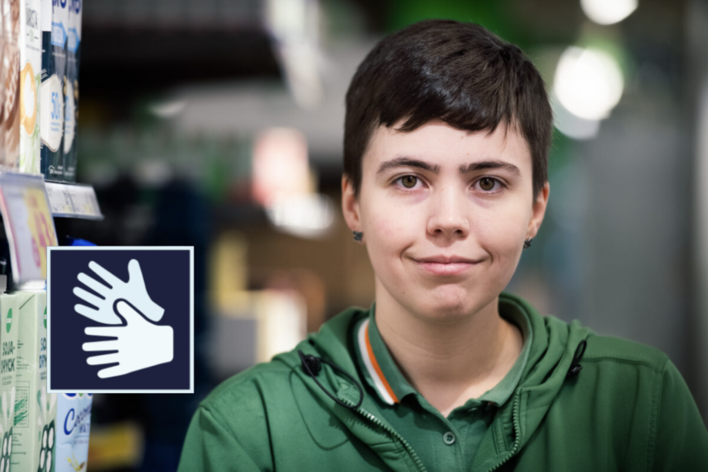 Porträttbild av ung person som arbetar på Coop