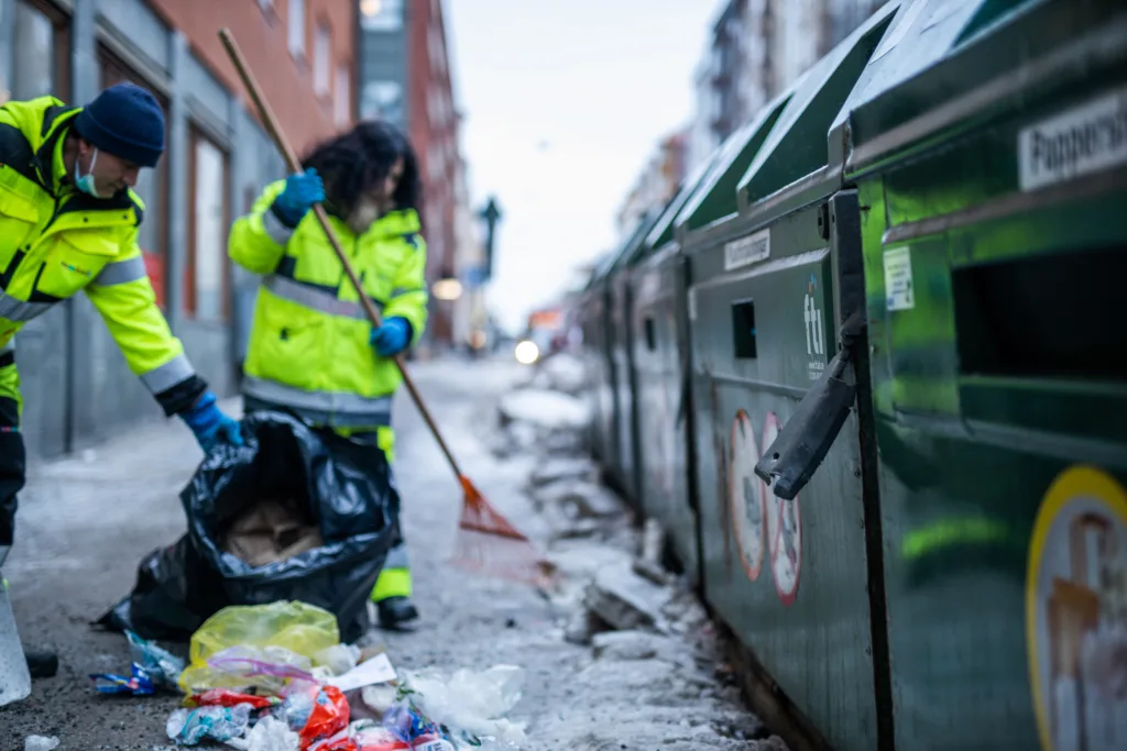 Städning vid återvinningsstation