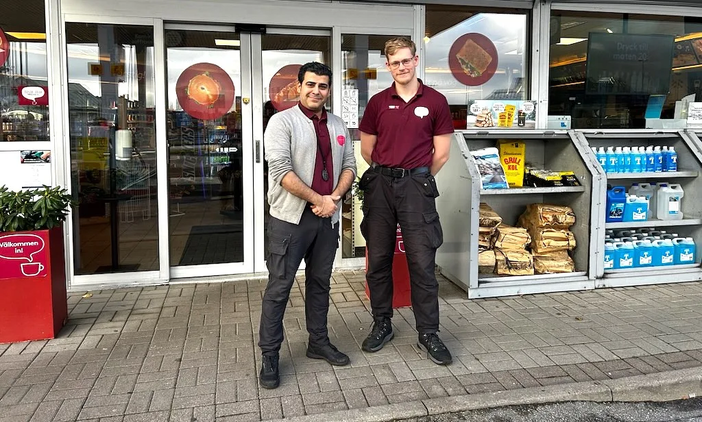 Christoffer på sin arbetsplats Shell tillsammans med sin förra chef Ala från Samhall.