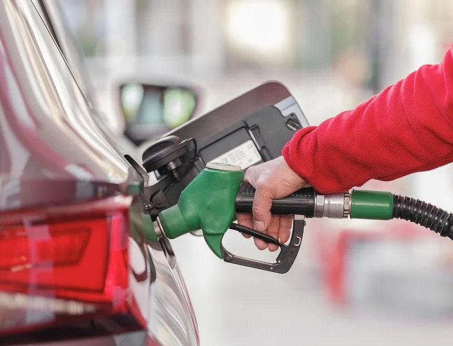 Någon tankar sin bil.