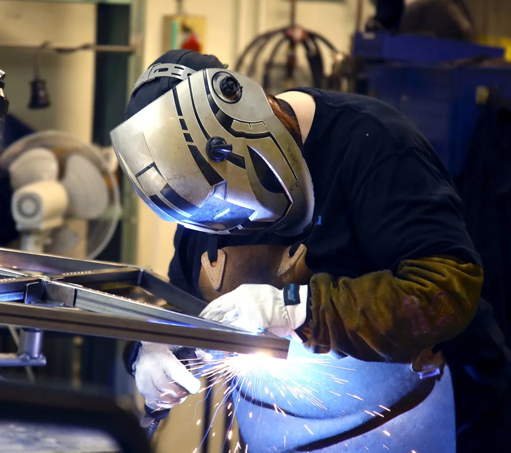 En svetsare som arbetar med ett tallriksställ.