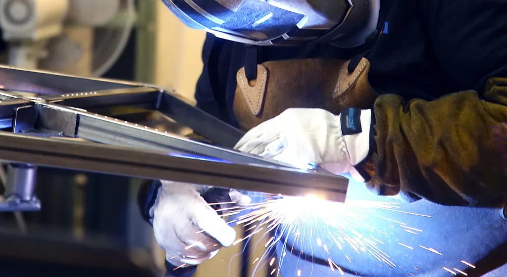 Svetsare i arbete.