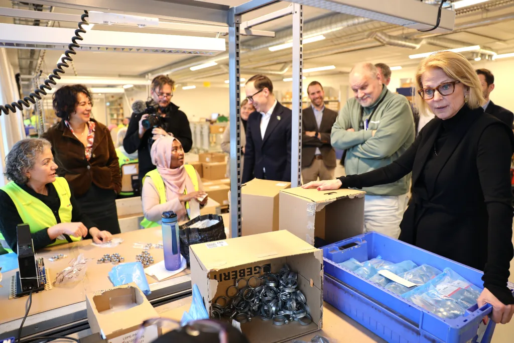 Ministrarna Svantesson och Persson står vid en arbetsstation på Dahl. De träffar Samhalls medarbetare.