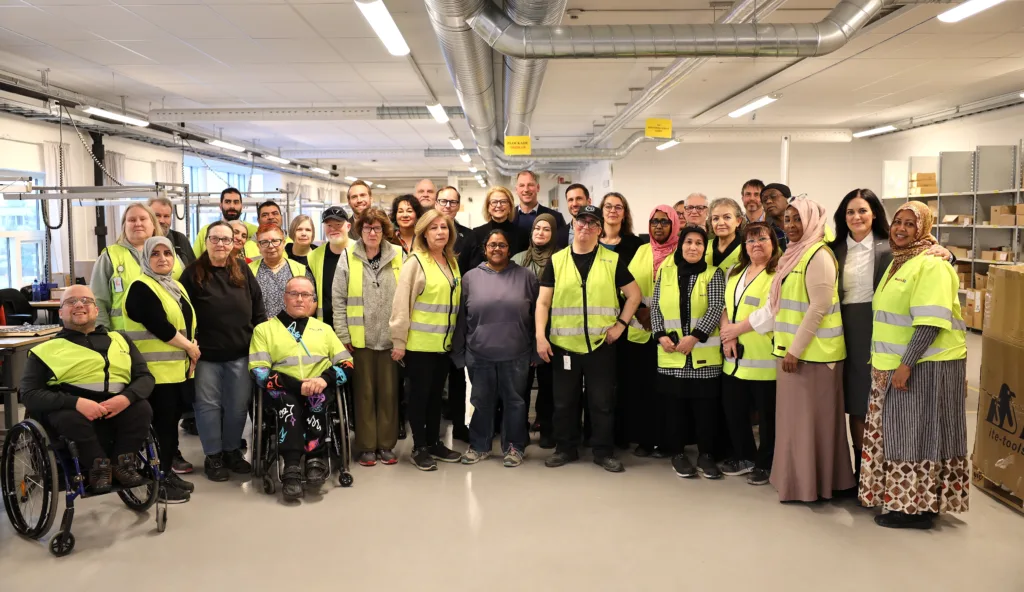 Gruppfoto. Samhalls medarbetare  tillsammans ledningen för Dahl och ledningen för Samhall.