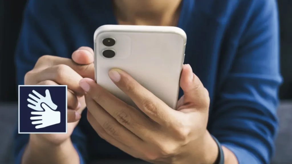 Person som använder en mobil.