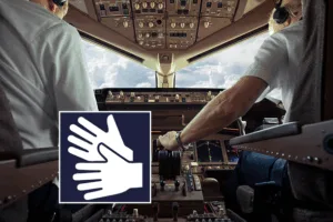 Vi ser två piloter i en cockpit.