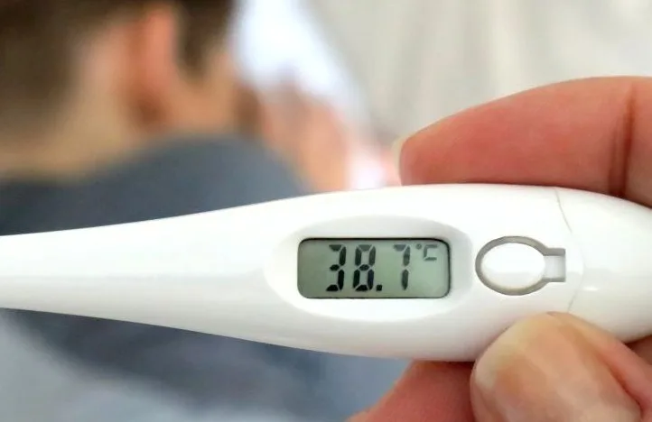 Febertermometer som visar 38,7.