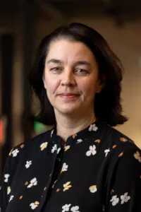 Samhalls vd Sara Revell Ford. Hon är klädd i en svart blus med ljusa mönster. Mörkt, axellångt hår.