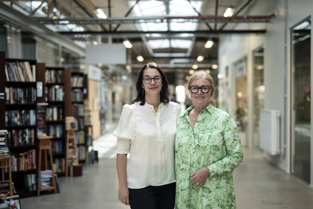 Sara Revell Ford i mörkt hår, glasögon och vit blus. Cecilia Schelin Seidegård i ljust hår, glasögon och grönmönstrad topp.