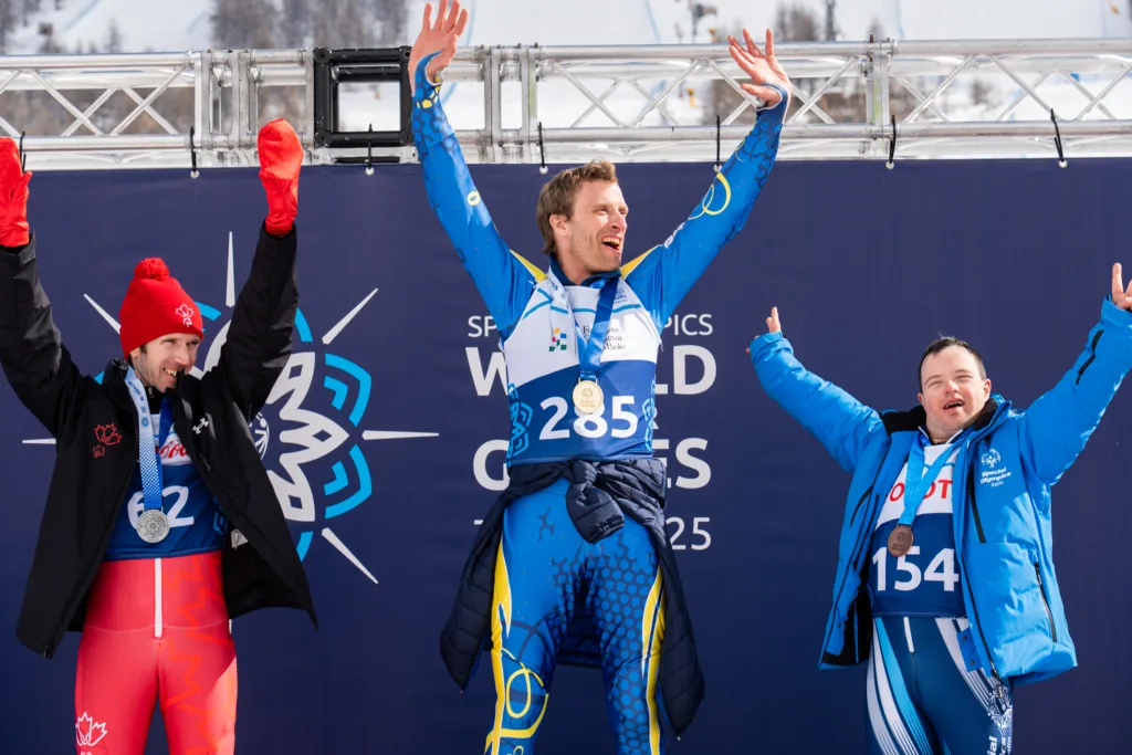 Samhalls medarbetare Robert Henriques tog Sveriges första medalj i alpint i Special Olympics World Winter Games 2025.