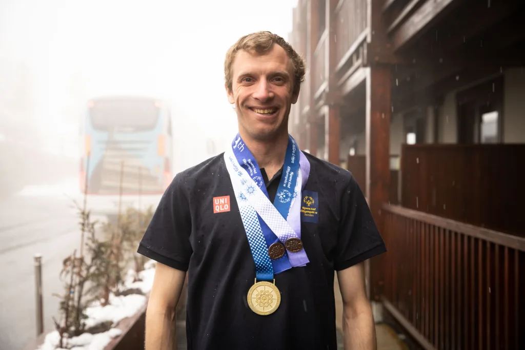 Samhalls medarbetare Robert Henriques tog Sveriges första medalj i alpint i Special Olympics World Winter Games 2025.