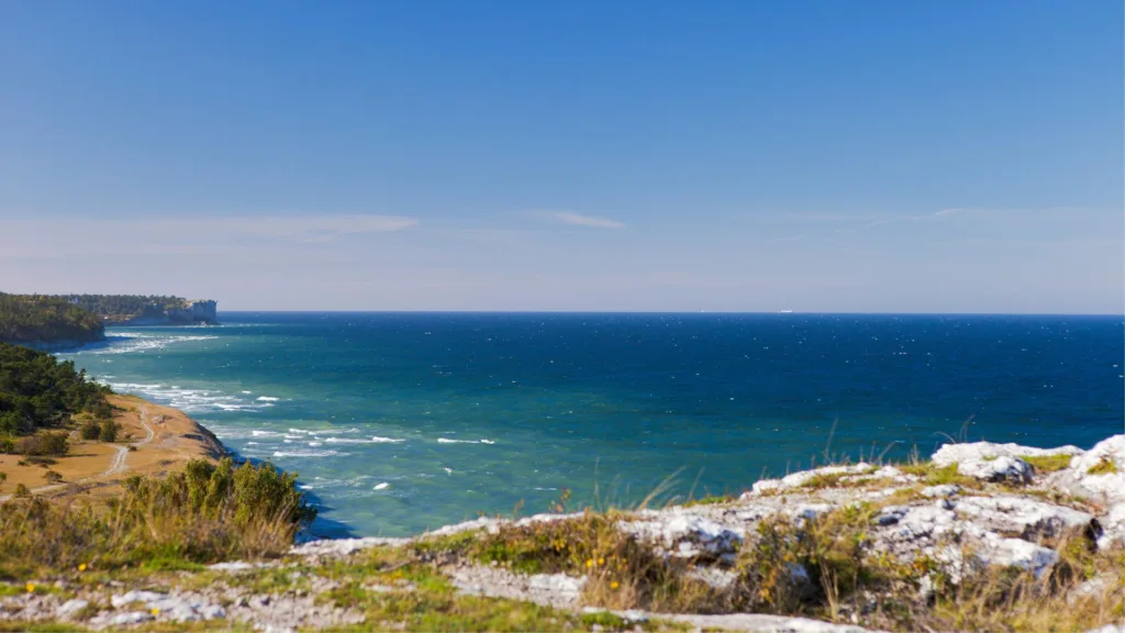 Foto som visar hav, strand och blå himmel.