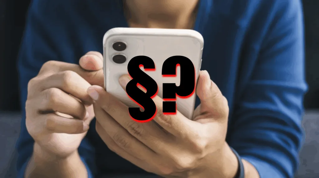 Kvinna håller i vit mobil. I förgrunden syns ett paragraf-tecken och ett frågetecken.