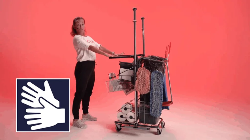 Kvinnlig träningsinstruktör tränar med städvagn.