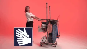 Kvinnlig träningsinstruktör tränar med städvagn.