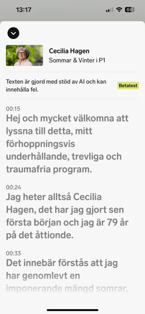 Sveriges Radios mobilapp i läget där man kan läsa istället för att enbart lyssna till programmet Sommar i P1. Det valda programmet är journalisten Cecilia Hagens sommarprat den 10 juli 2025. Appen visar även en porträttbild av henne. Cecilia har brunt hår med gyllene slingor. Håret ramar in ansiktet och slutar ungefär vid hakan. Cecilia har ljus hy och blå ögon och hon bär runda glasögon med ganska tjocka bågar i svart och brunt. Hon bär en skjorta som är öppen i halsen och ser ut att kunna vara i linne. Den är bredrandig på längden, i vitt och beige. En vit topp skymtar undertill. Och i öronen skymtar en silverpärla. Cecilias blomsterkrans går i gult och ljust lila. Hon är 79 år.