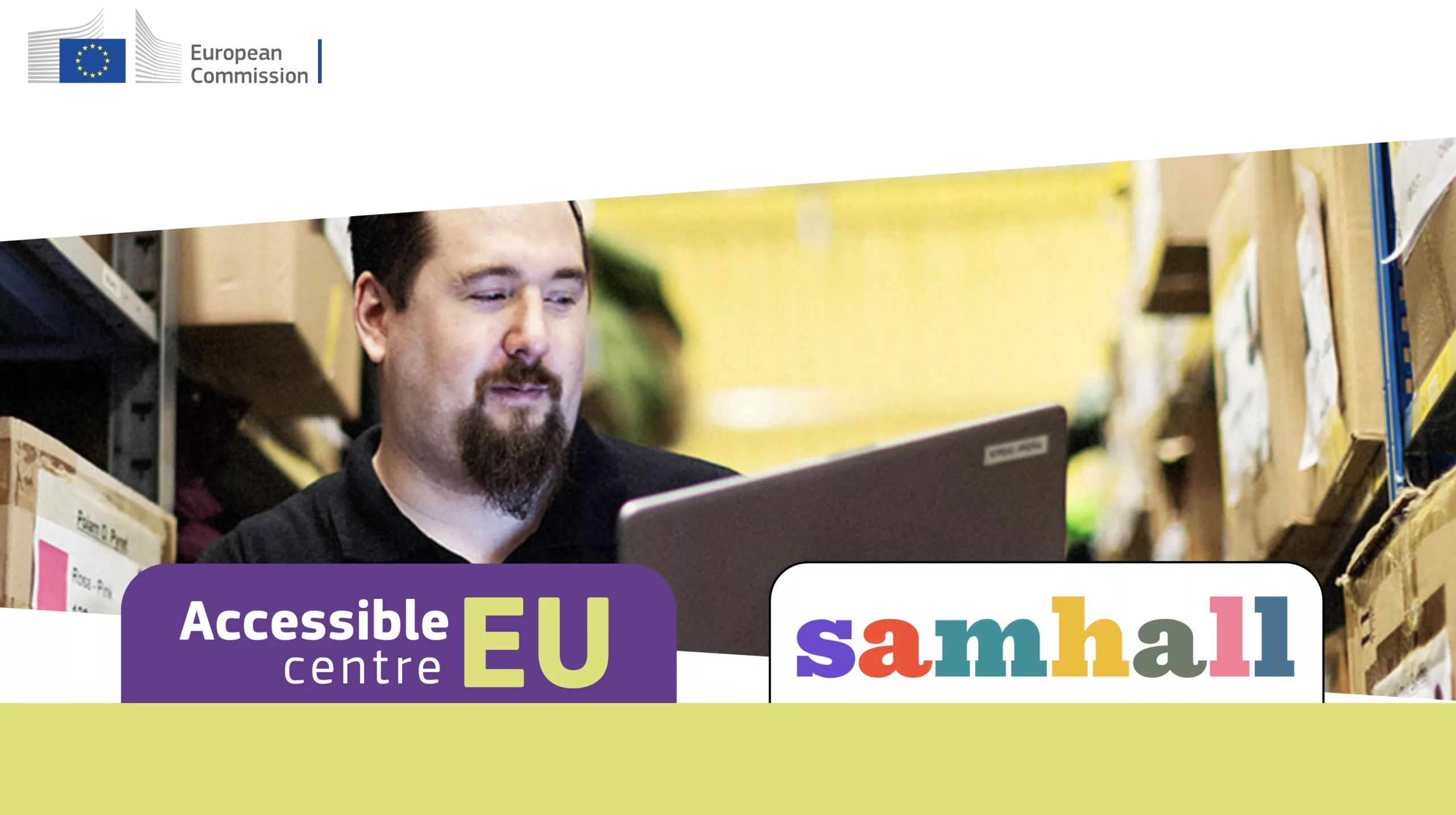 En man som arbetar med en bärbar dator på ett lager. Nedanför honom är logotyperna för Accessible EU och Samhall placerade.